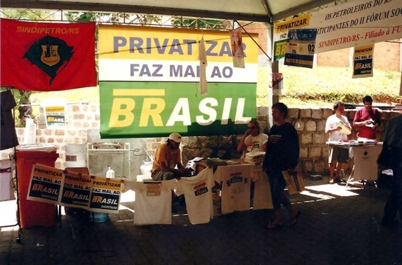 Exemplo de uso da marca da campanha "Privatizar Faz mal ao Brasil" em atividade do Sindipetro-RS durante o II Forum Social Mundial, realizado em 2002, em Porto Alegre